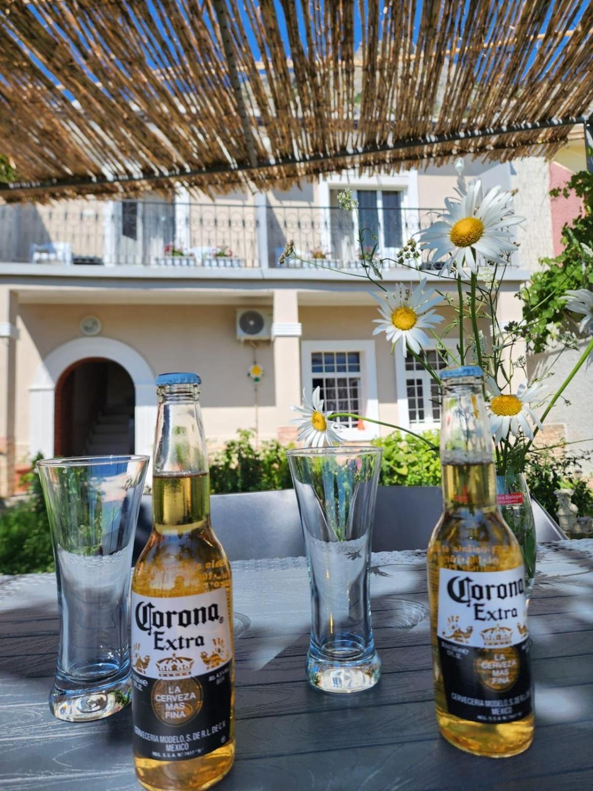Garden Villa Guni Krujë Екстериор снимка