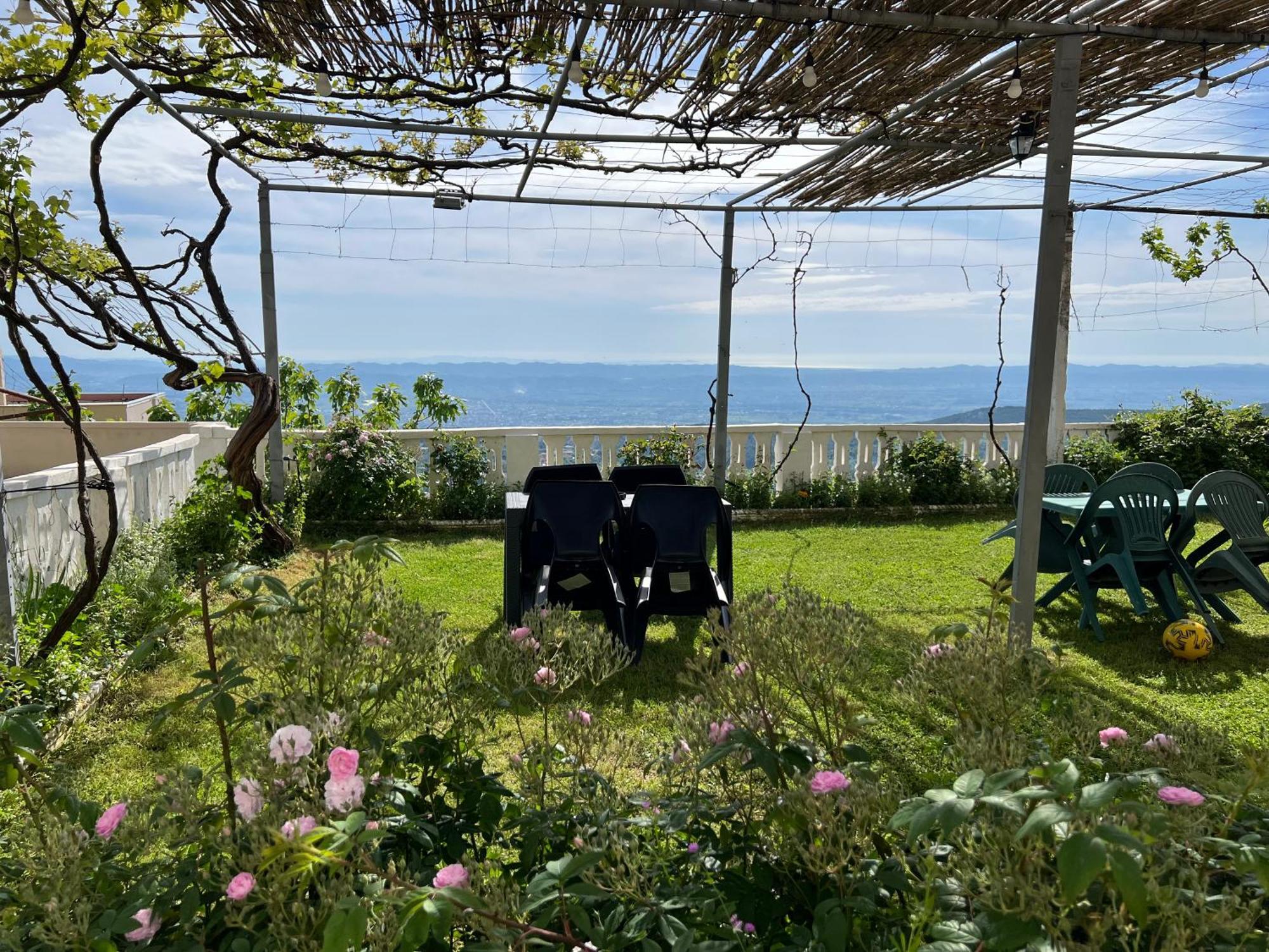 Garden Villa Guni Krujë Екстериор снимка
